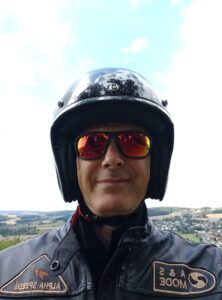 Onkel Dre mit Motorradhelm