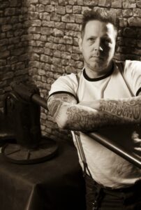 Inhaber Mike Fischer von der Ehrenvoll Manufaktur