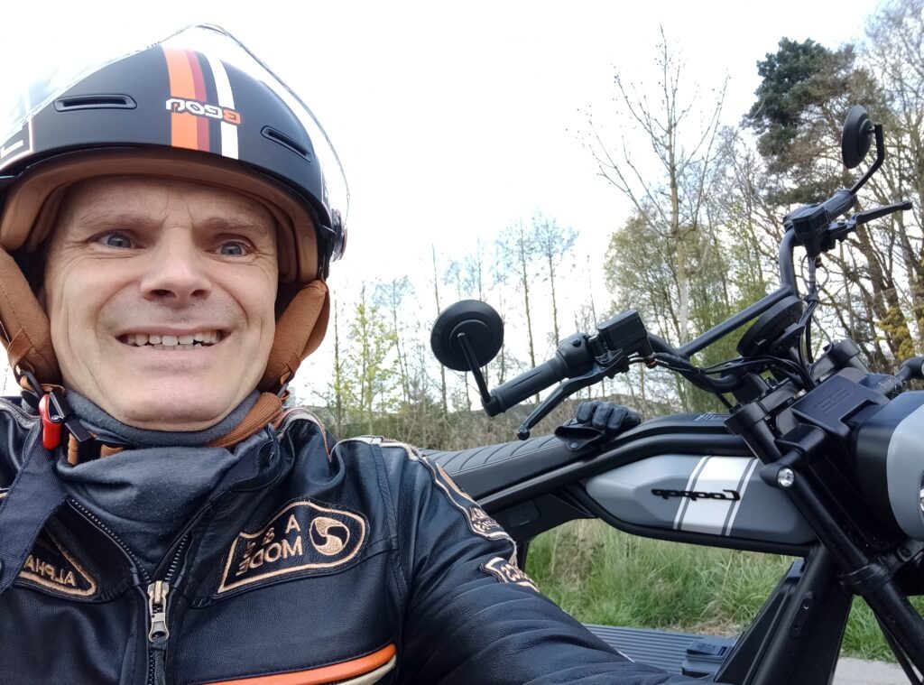 Onkel Dre bei der Probefahrt mit einem Coopop Bike