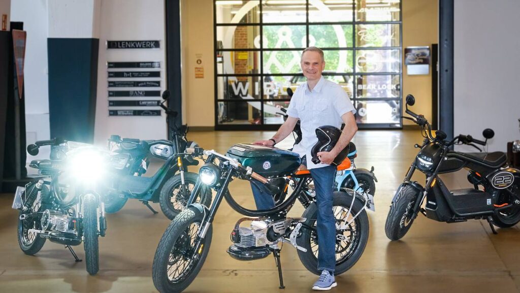 Pressefoto: Wenn Bielefelder Porsche-Besitzer plötzlich E-Mopeds fahren