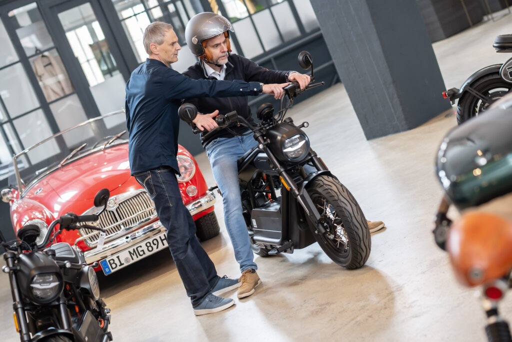 Einweisung für die Probefahrt mit Coopop Bike