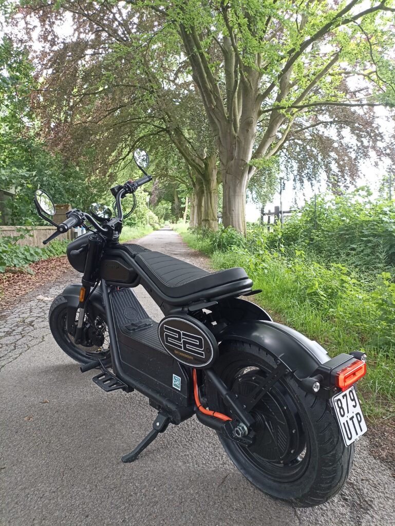 Bobber von Coopop Bike in der Allee mit AM oder B Führerschein