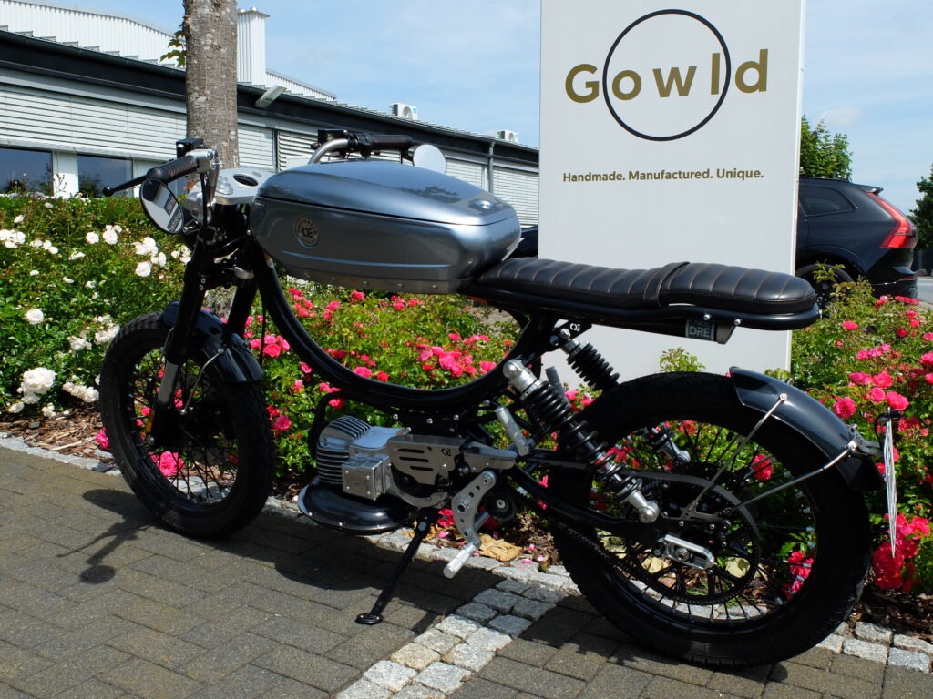 Onkel Dre mit Metorbike zu Besuch bei Gowld, der Manufaktur für Man Cave Möbel
