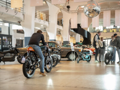 Besucher im Onkel Dre Showroom im Lenkwerk Bielefeld