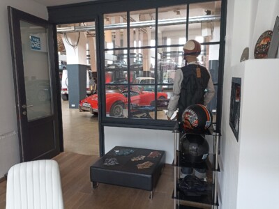 Blick aus dem Büro in den Showroom vom LENKWERK Bielefeld.