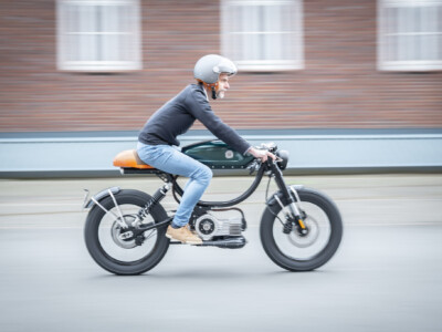 Probefahrt mit dem Metorbike 50S vor dem Lenkwerk Bielefeld