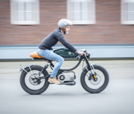 Probefahrt mit dem Metorbike 50S vor dem Lenkwerk Bielefeld