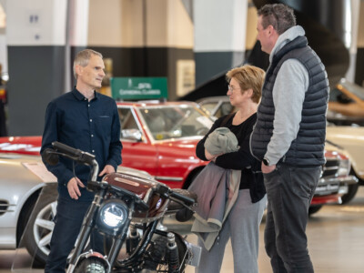 Onkel Dre im Beratungsgespräch zu Elektro-Mopeds