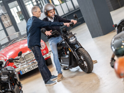 Einweisung für die Probefahrt mit Coopop Bike