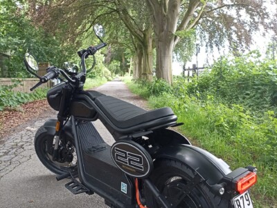 Bobber von Coopop Bike in der Allee mit AM oder B Führerschein