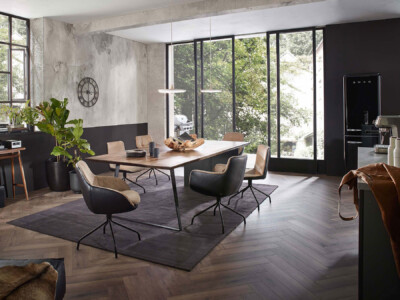 Loft-Tafel mit Sitzen, von denen keiner aufstehen will