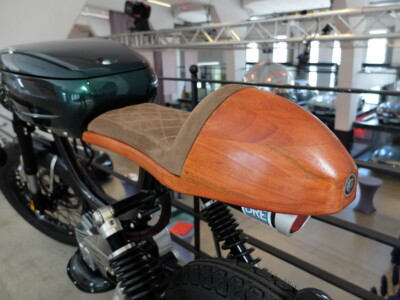 Metorbike mit Holzhoeckerbank