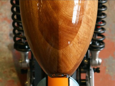Metorbike mit Sitzbank aus Holz mit Leder bezogen