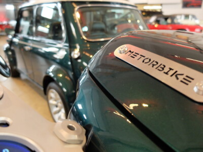 Metorbike meets Classic Mini (british-racing-green)