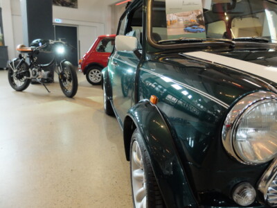 Metorbike meets Classic Mini british-racing-green Metallic