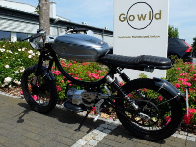 Onkel Dre mit Metorbike zu Besuch bei Gowld, der Manufaktur für Man Cave Möbel