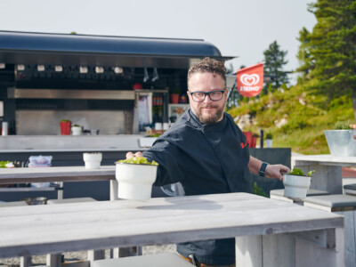 Almküche frisch aufgetischt, auf Holz, das jeden Sommer übersteht