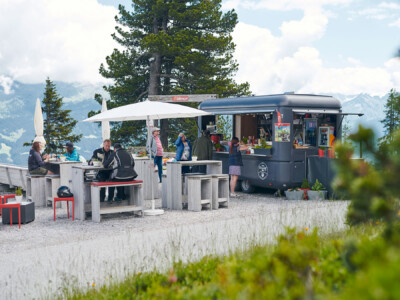 Helm ab, Brotzeit an: Bikerpause mit Bergpanorama
