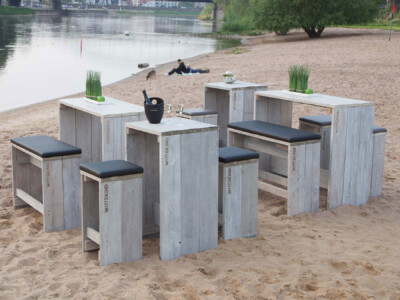Strandbar aus Bauholz: die Männerhöhle unter freiem Himmel