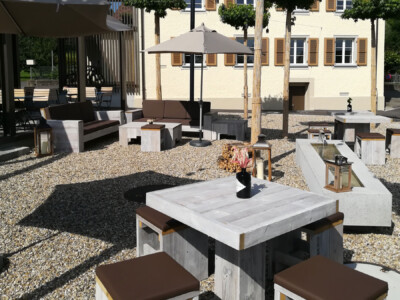 Aus Hinterhof wird Lounge: schweres Holz, klare Kante