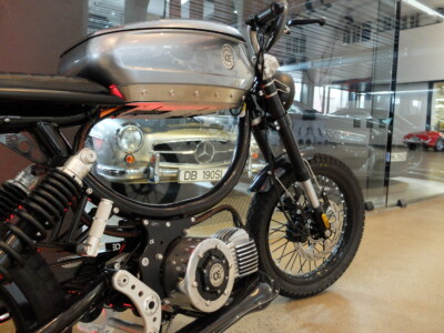 Zwei Silberpfeile: Mercedes 190SL & Metorbike
