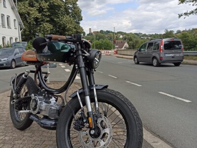 Metorbike mit Blick über Bielefeld mit Sparrenburg