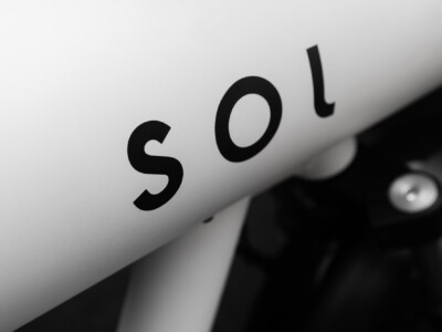 SOL Logo auf Rahmen, Farbe der Lackierung und vom Logo wählbar