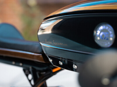 Lackierte Streifen & Schriftzug beim Metorbike Limited Aurum Supreme